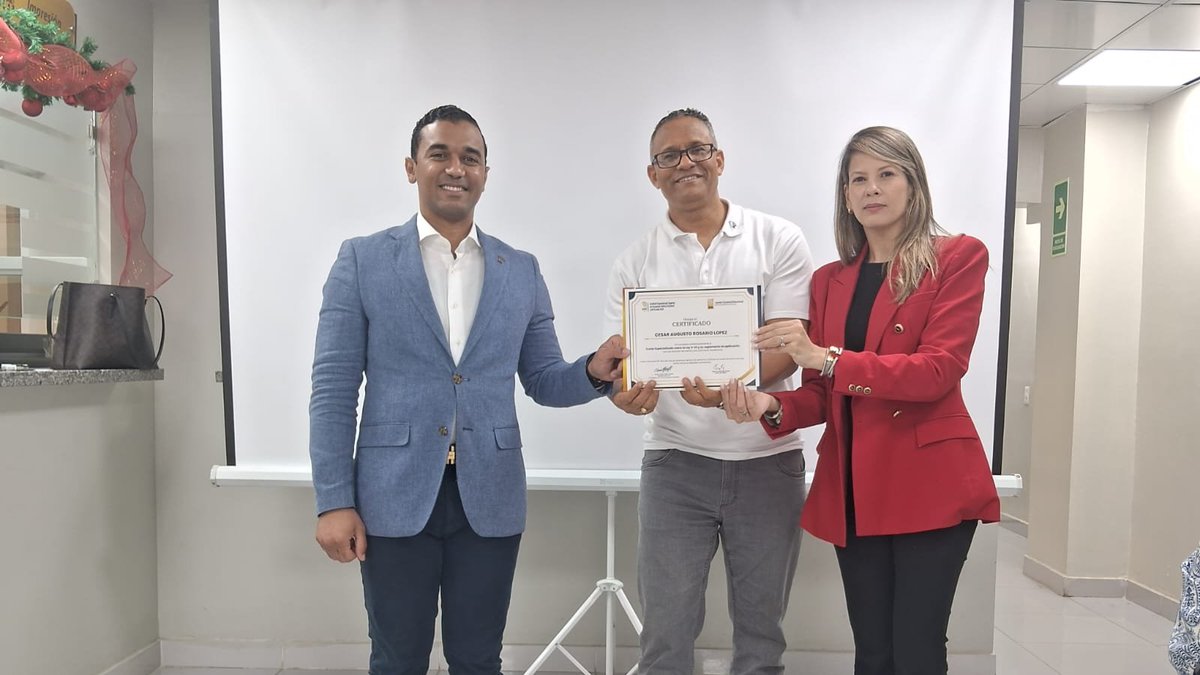 iespec's tweet photo. @RomnJquez @juntacentral @samirchamiisa @Suedileon @felipenco @Daiyud @LauraCasadoOrt1 @jnrosariog @merce1921 Asimismo, entregan los certificados en San Francisco de Macorís, la vicerrectora Académica del IESPEC; Daiyud Bretón Alba junto al subdirector de Registro Civil; Manuel Ruiz.
#CapacitaciónJCE
#Ley4-23
#FormaciónInstitucional
#EstadoCivil
#IESPEC
#JCE https://t.co/qjszqkVWcz