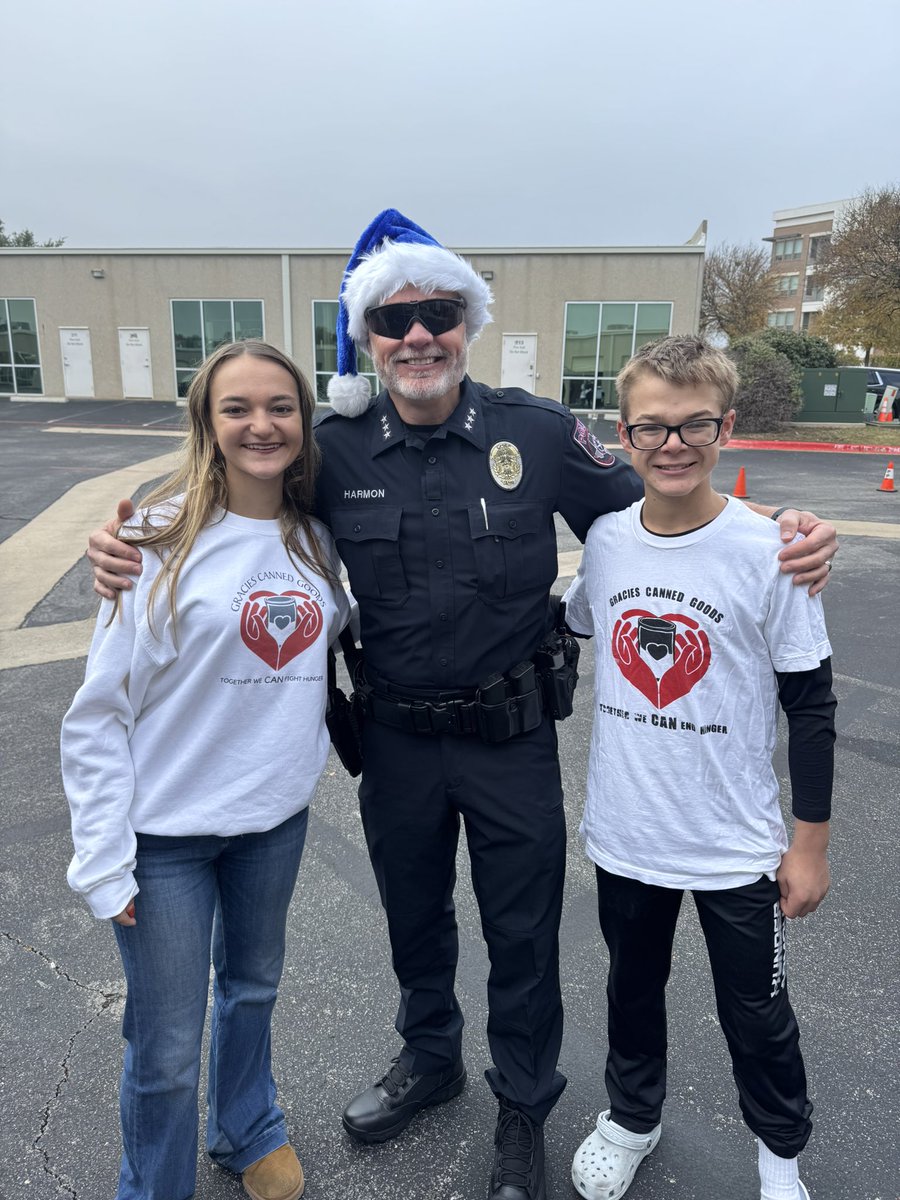 GraciesCanGoods's tweet photo. Our favorite time of year @CedarParkPD Blue Santa! 131 Families each were provided with a box of food. Always a heart warming day helping families in need. Grateful to our community of support enabling us to continue this each year! Thank you from the bottom of our hearts 💙 https://t.co/GtKRjIXID1