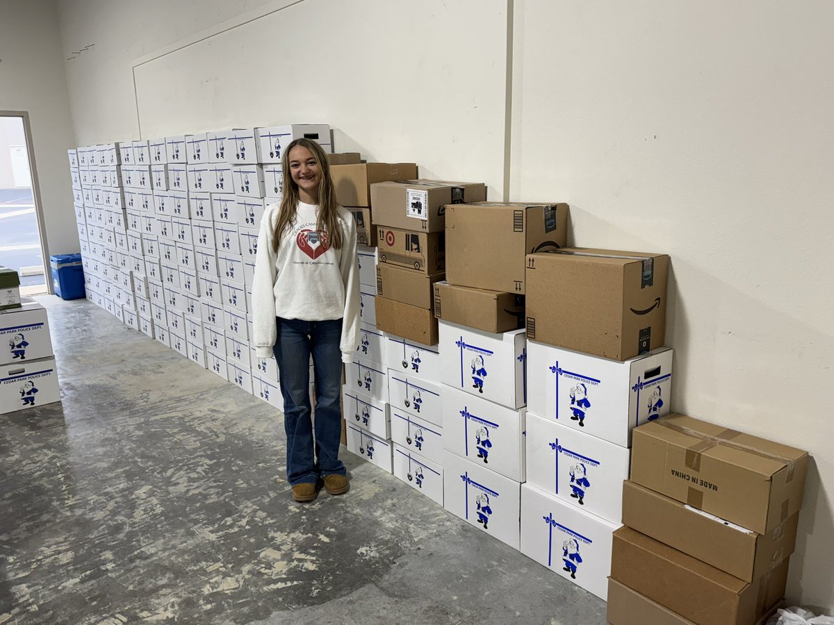 GraciesCanGoods's tweet photo. Our favorite time of year @CedarParkPD Blue Santa! 131 Families each were provided with a box of food. Always a heart warming day helping families in need. Grateful to our community of support enabling us to continue this each year! Thank you from the bottom of our hearts 💙 https://t.co/GtKRjIXID1