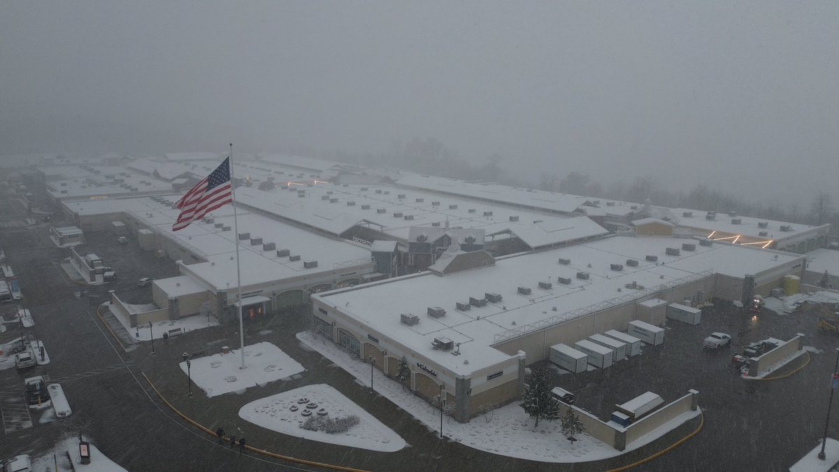 PezexWx's tweet image. Extremely low visibility in McGovern, PA from Tanger Outlets.

The road to get up the hill to Tanger is very very icy.

#wxtwitter #pawx