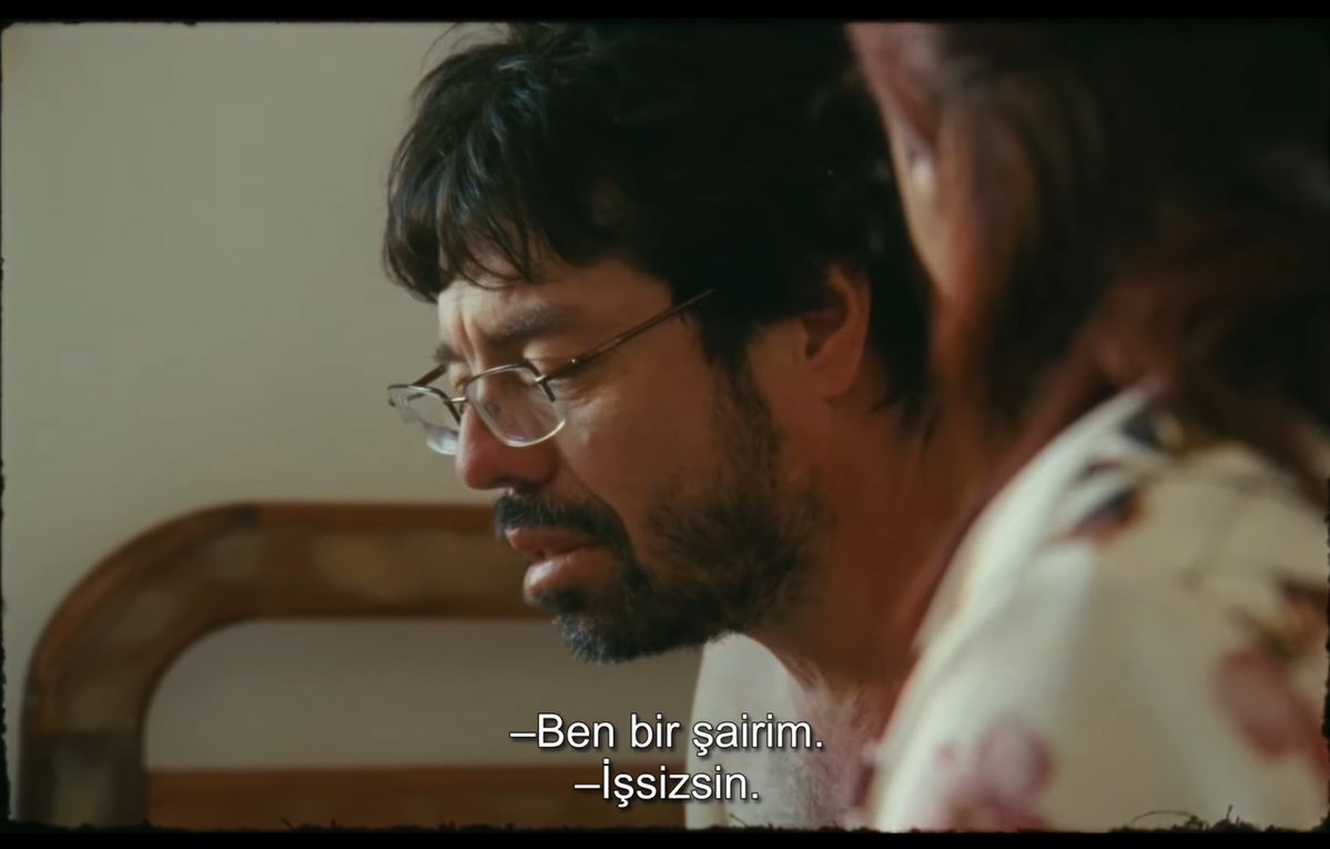 🎬

- Ben bir şairim
- Hayır, işsizsin.

[Un Poeta, Dir.: Simón Mesa Soto]