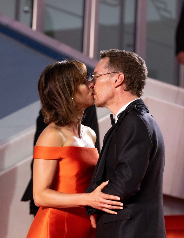 brandiwein1982's tweet photo. #BCAdventCalender2025
#HugBatch13 #BenedictCumberbatch
It's Cannes again, cause they are soo in love!🧡🖤 https://t.co/w01GjqMIGm