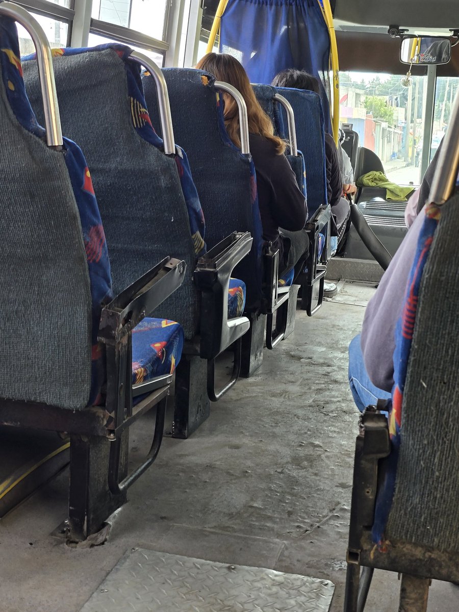 janhcherry's tweet photo. @MTGobPue este microbus como otros de R 68 no cumple con tu normativa y los siguen dejando circular, qué pasó? A lo q exponen a los usuarios y la actitud del conductor terrible @armentapuebla_  @JCarlos_Valerio @Imagen_Puebla @aztecapuebla @MariLoliPellon https://t.co/K0axbdj4Ma