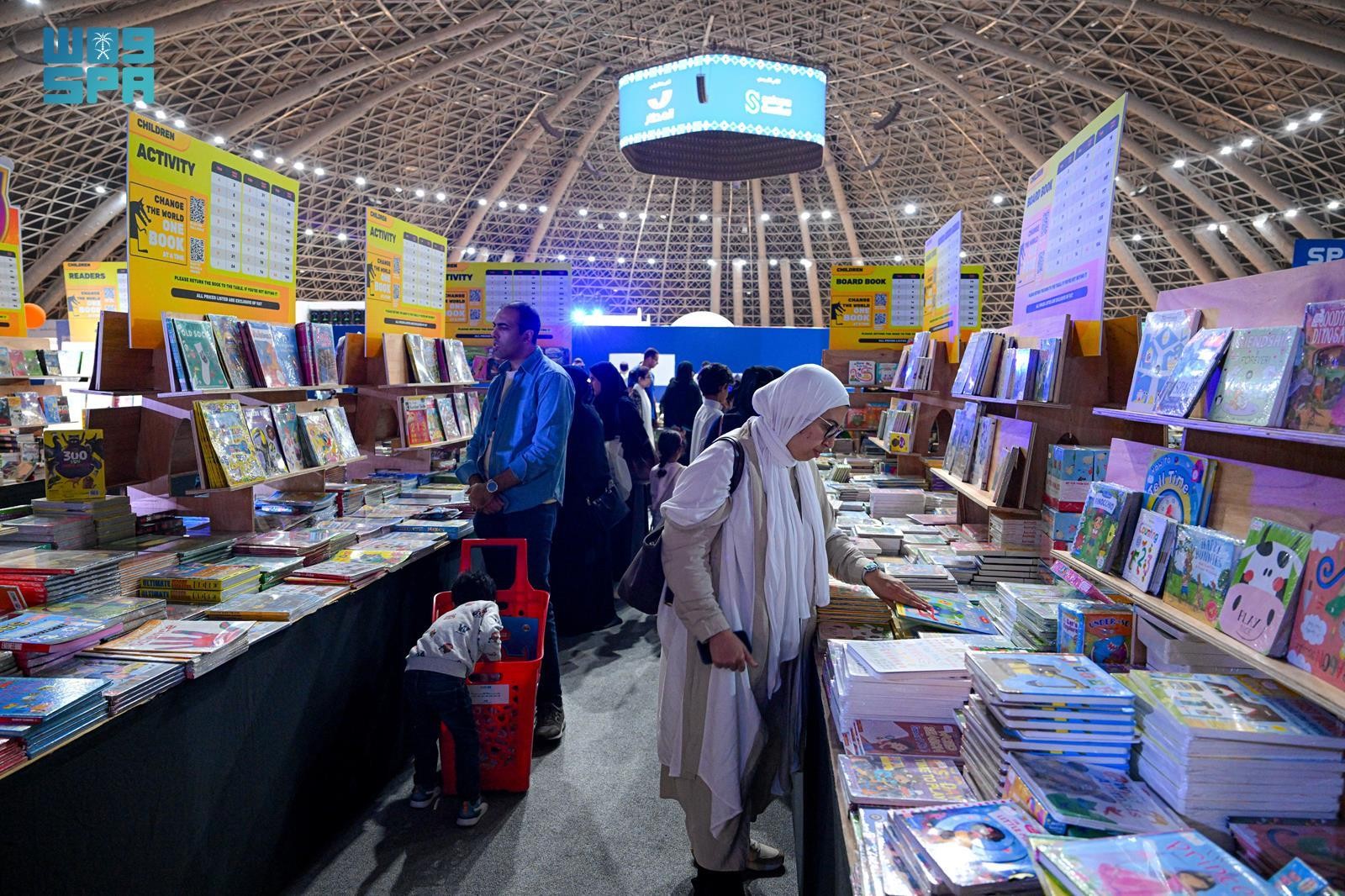 إقبال واسع على منطقة الكتب المخفضة في #معرض_جدة_للكتاب2025 
