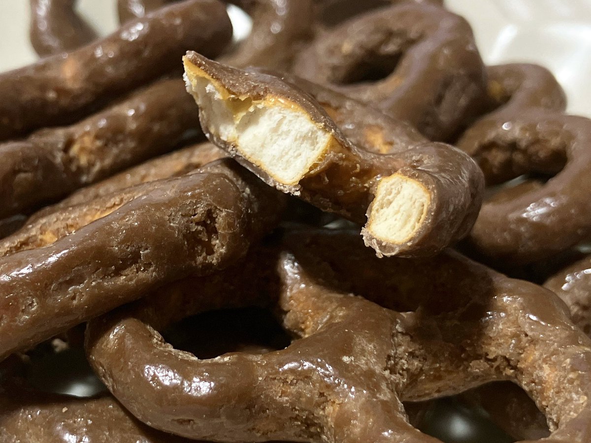 カルディ ミルクティーチョコレートプレッツェル。ダージリンの茶葉を入れ込んだチョコはミルクティーの香りがふんわり広がり、少し渋味も感じられ茶葉感ある。プレッツェルはカリカリで香ばしく、チョコの優しい甘さに塩味が効いて甘じょっぱくておいしい。止まらなくなりあっという間に完食。