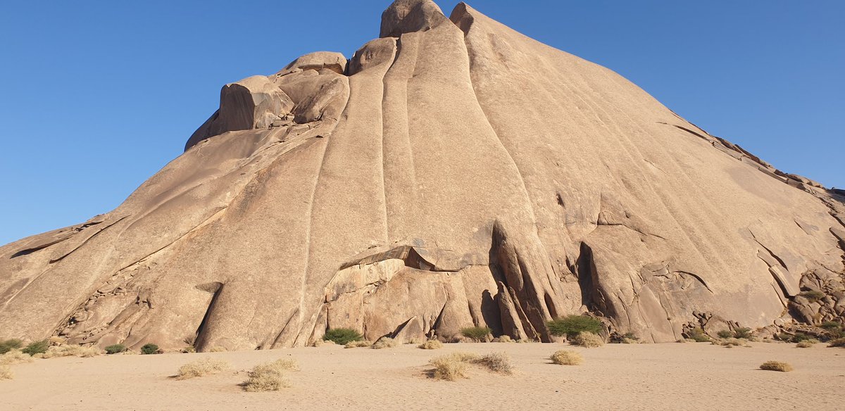 <a href="/hshs98779/">فۣۗـۙتى نۣۗـۙجۣۗـۙد</a> نفس الموقع قبل أسبوعين عالية نجد مابين وادي الرمة ووادي الجرير قديماً تسمى بأرض الشَرَبَّةِ قال عنترة:
أَرضُ الشَرَبَّةِ تُربُها كَالعَنبَرِ#
وَنَسيمُها يَسري بِمِسكٍ أَذفَرِ.

وَقِبابُها تَحوي بُدوراً طُلَّعاً#
مِن كُلِّ فاتِنَةٍ بِطَرفٍ أَحوَرِ

الصور لجبال فرقين وكعيب وعاج