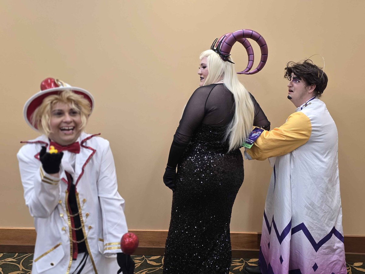 Met an Adam cosplayer that wanted to do a meme photo with me and Lilith.

My partner is Lilith <a href="/ExtensiveGay/">Sentient Slime 🫠</a>
I am the lore accurate short king himself

And my army of fantastical magical ducks!!
