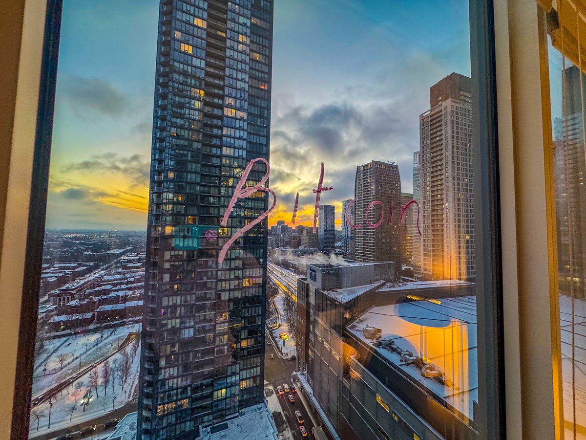 WomanBlockchain's tweet image. U all still here? Good evening fam ✨ #Bitcoin