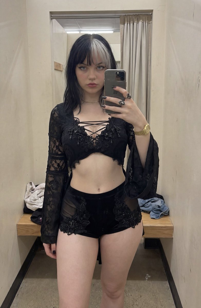 scarybabex's tweet photo. Cute outfit, right?🤍 https://t.co/wlm6WCd0mE