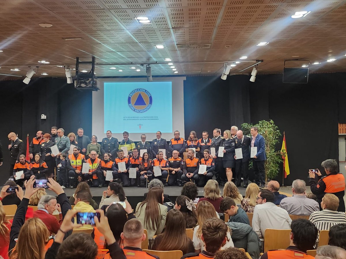 Esta tarde hemos recibido el reconocimiento del <a href="/AytoRivas/">Ayuntamiento de Rivas Vaciamadrid</a> a nuestros voluntarios de Protección Civil de Velilla por el apoyo en sus Fiestas 2025. En el Acto Homenaje a los 35 años de la Agrupación de <a href="/ProteRivas/">Prot.</a> 
¡Muchas Felices compañeros!👏👏