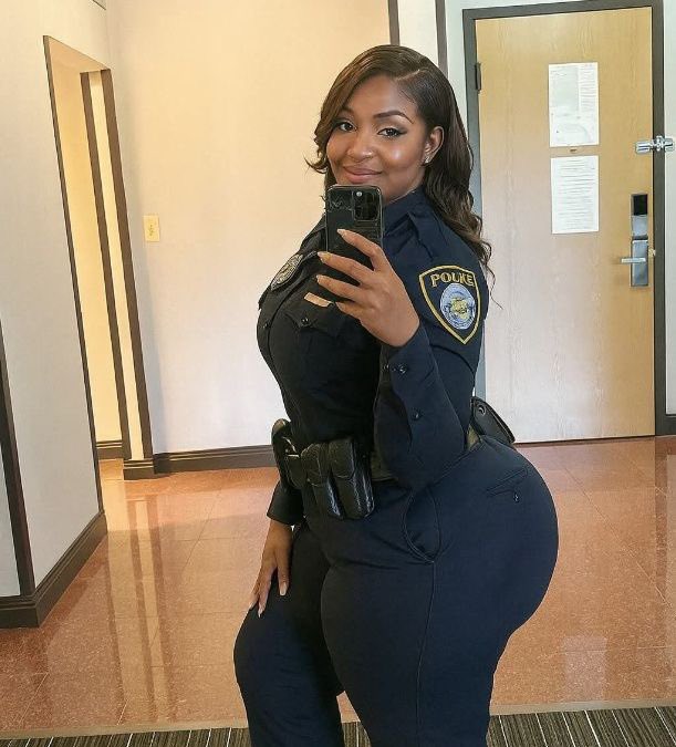 Raindropsmedia1's tweet photo. Female police officer goes viral for keeping the streets safe. 👀📱 ✨ https://t.co/dtZKGhbC6B
