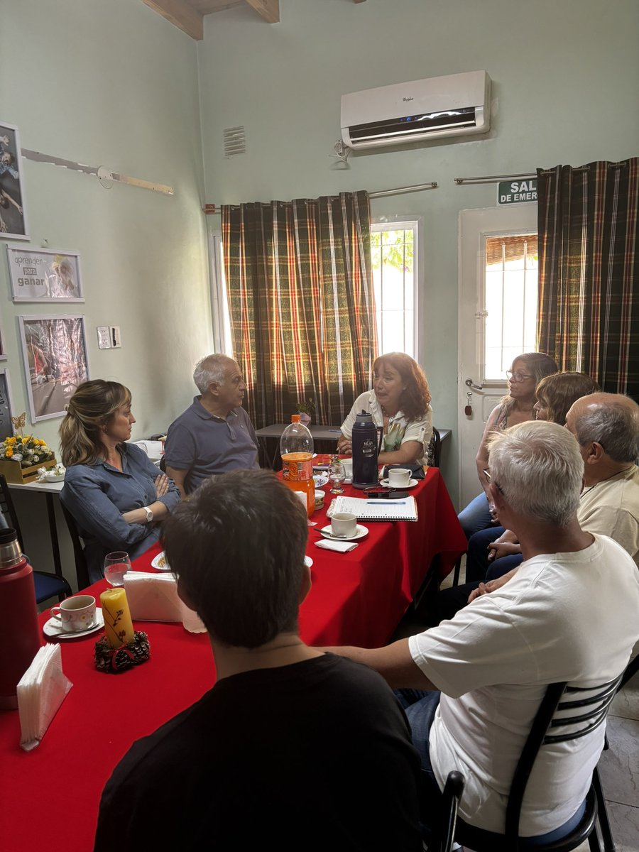 PrensaTanus's tweet photo. En San Martín nos reunimos con empresarios, gremios, dirigentes, la Mutual Docente del Este y representantes de la Unión Ferroviaria de Palmira.  
Junto a @anabelfsagasti escuchamos sus preocupaciones y reafirmamos nuestro compromiso de acompañar en estos tiempos difíciles. https://t.co/6aYWUN3CO2