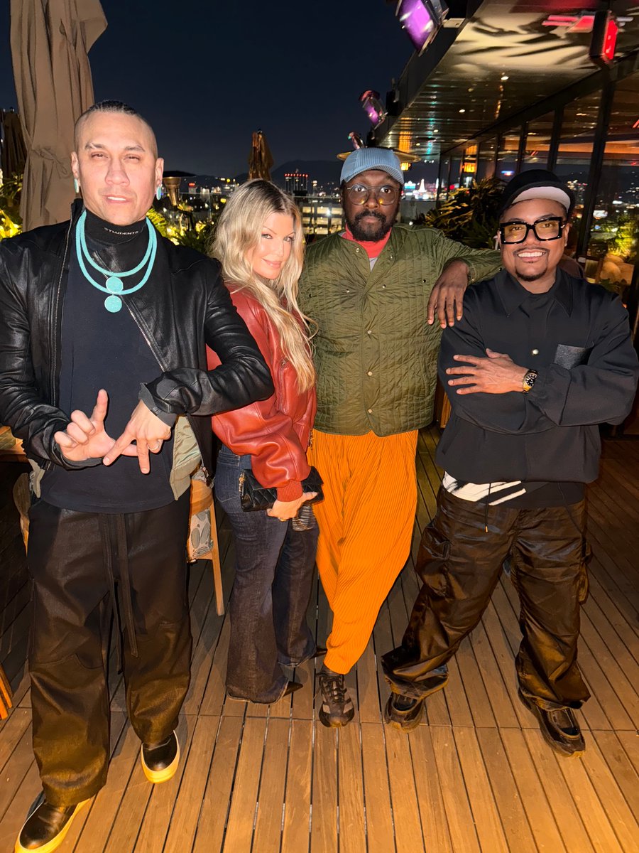 PopCrave's tweet photo. Fergie reunites with the Black Eyed Peas in Los Angeles:

“Finally got to break bread and celebrate our milestone birthdays together. What a special night with my brothers, filled with so much love 🫛🫛♥️♥️” https://t.co/fY4yBphPiq