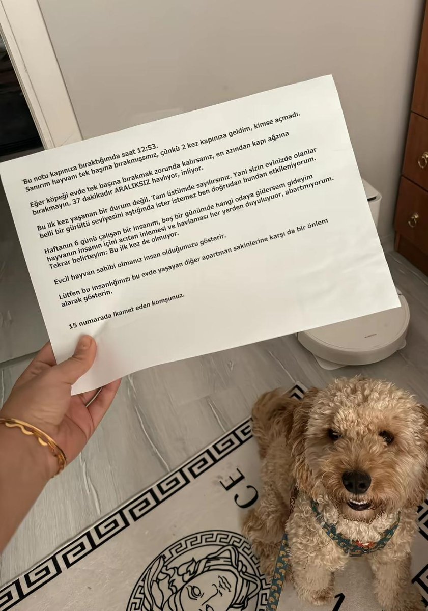 Bir vatandaş, komşusunun evde yalnız bıraktığı köpeğinin 37 dakika boyunca aralıksız havlamasından rahatsız oldu. Şikayet etmek yerine nazik bir not yazmayı tercih etti.