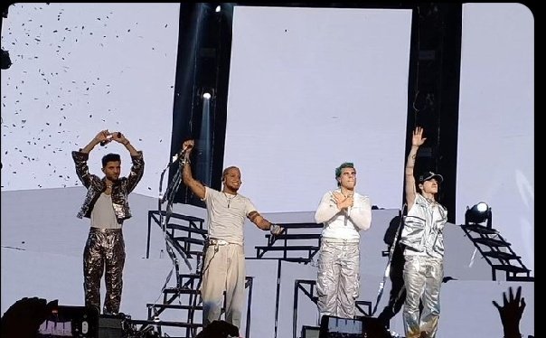 MacarenaHe68906's tweet photo. Feliz 10  años a los que me acompañaron durante toda mi adolescencia  hasta el dia de hoy los extraño demasiado  vivo escuchando sus musicas siempre estáran en mi corazón los amo forever 😭😭💝 https://t.co/88DCc1x8b0