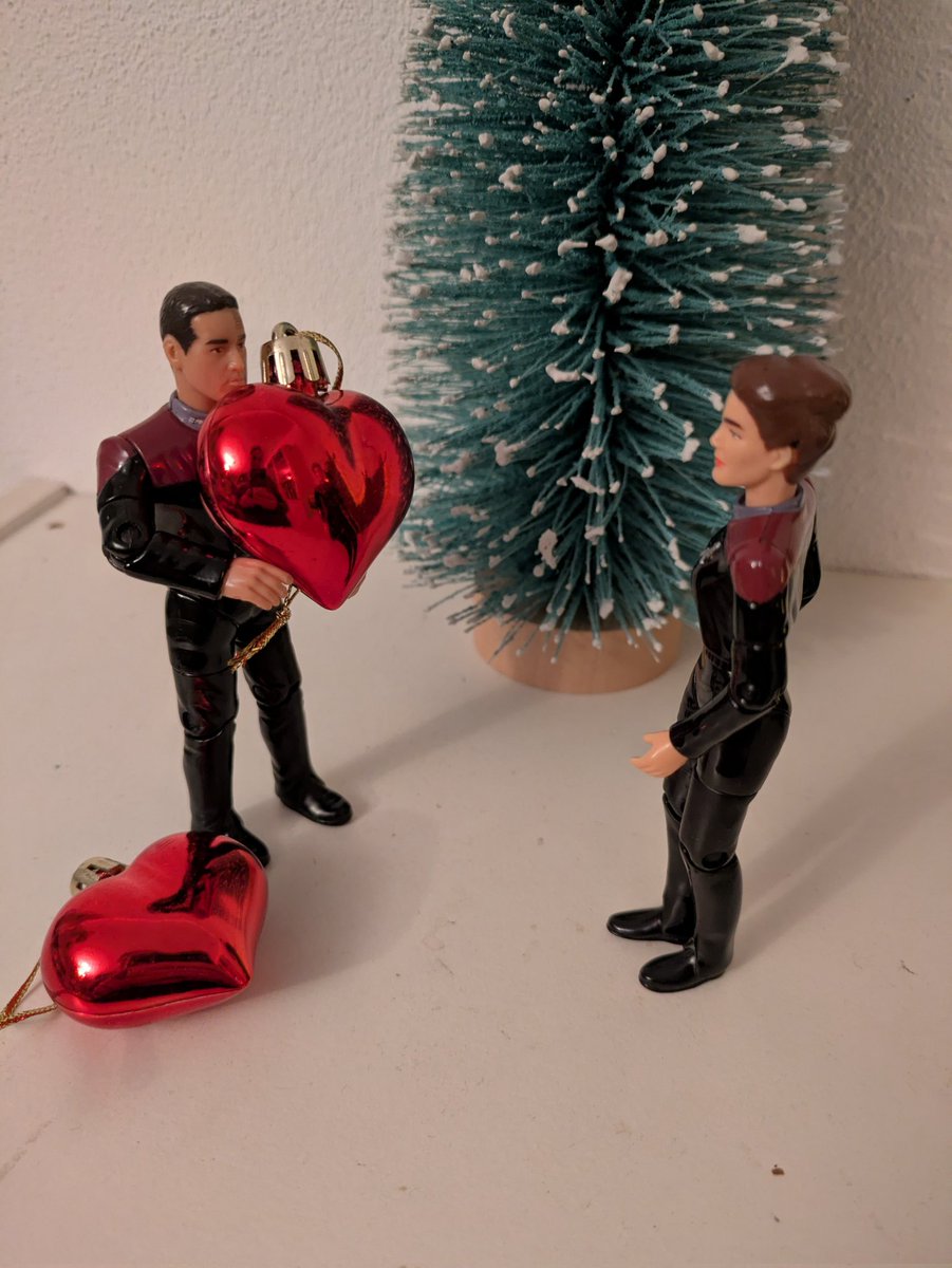 Steffilovesamy's tweet photo. Captain's personal log:
I assume it's pure coincidence that he chose THESE ornaments first. Rightπ€?
#12daysofVoyager
#JanewayandChakotay
#JCdeservedbetter
#StarTrekVoyager
#StarTrekProdigy
#SaveStarTrekProdigy
#actionfigures
#funwithactionfigures
#playmatestoys https://t.co/TqHa9fLTDJ