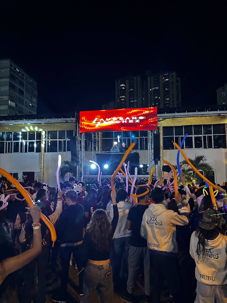 AlcaldiaSAA's tweet photo. DJ Laureano Sánchez encabezó el SanantonioLand 2025 ante cientos de estudiantes de Los Salias https://t.co/kGFXm75oB3 vía @ElTequeno https://t.co/HlBvN53bGb