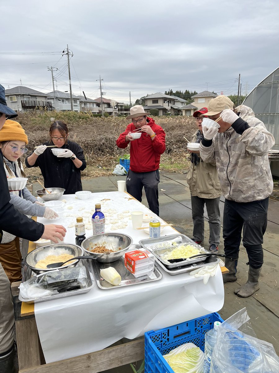 今週は、#アグリイノベーション大学校 各農場の年内最終実習！
千葉農場では、恒例のBBQ、そして卒業生主催の餅つきを開催。「臼と杵」での餅つきで盛り上がりました。

「農業やってると、季節の行事がいろいろある。節目を感じる良い機会だと思う」とは、実習講師・柴海先生のお言葉。