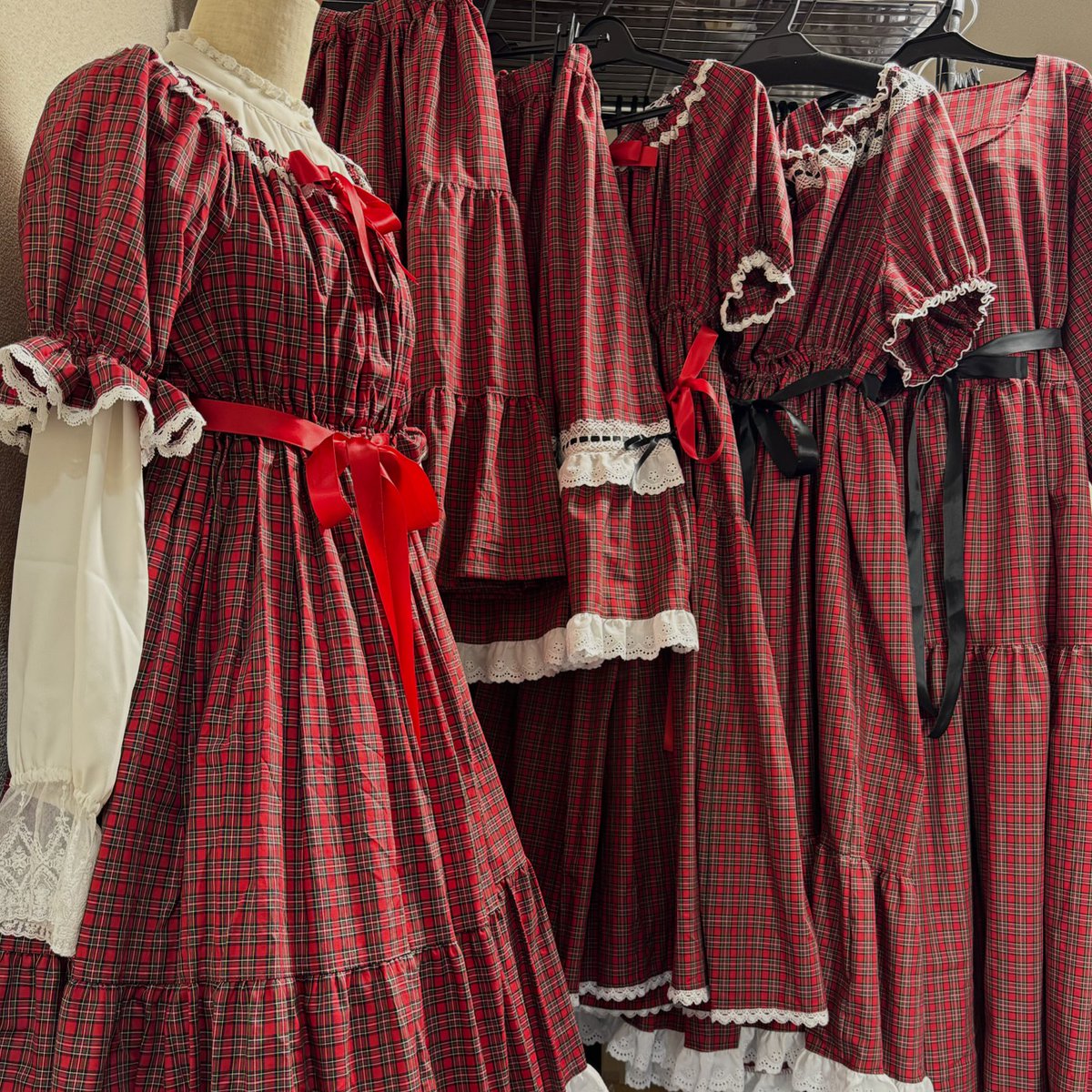 本日のポップアップではホリデー感ある赤チェックが揃います