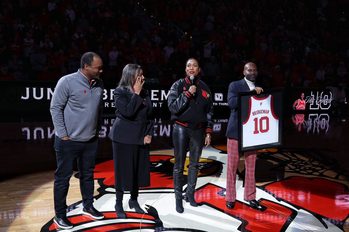 wncaudill's tweet photo. Junior Bridgeman had his jersey retired today. @UofLSheriff50 https://t.co/UD4aoO7lAV
