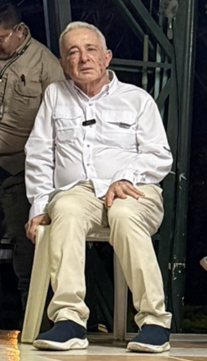 nometiente2's tweet image. Yo, honestamente veo esta foto varias veces compartida —creo que fui la primera en detectar la imagen en una foto que el mismo Uribe compartió, porque me llamó la atención su posición mientras hablaba el payaso de Julio Nava —, y por eso le di zoom, la recorté y la publiqué y…