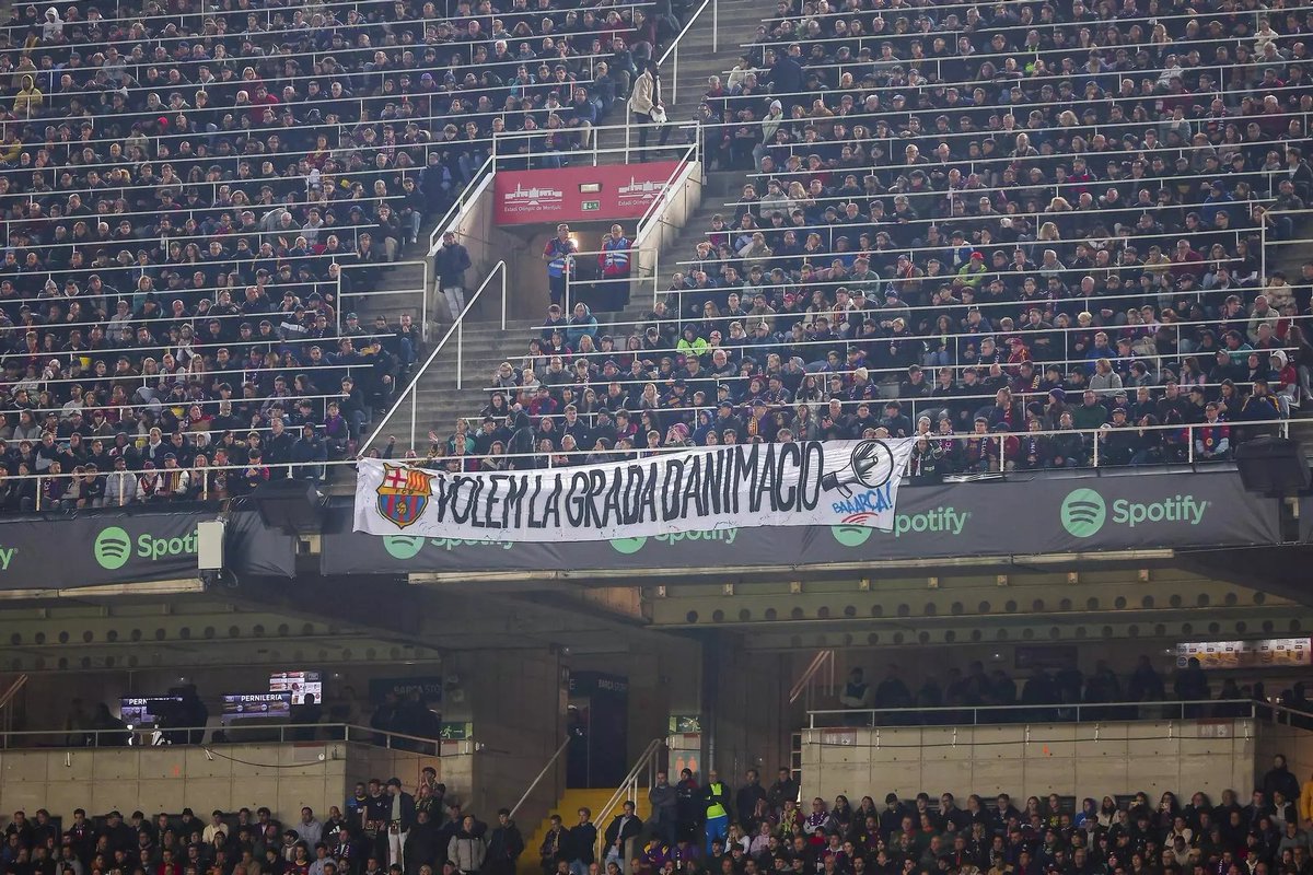 SPORT | جماهير برشلونة تواصل الضغط للمطالبة بعودة مُدرج التشجيع، عبر هتافات وجمع تواقيع داخل وخارج كامب نو، في ظل تمسّك الإدارة بمشروع المدرج الجديد وعدم نيتها التراجع