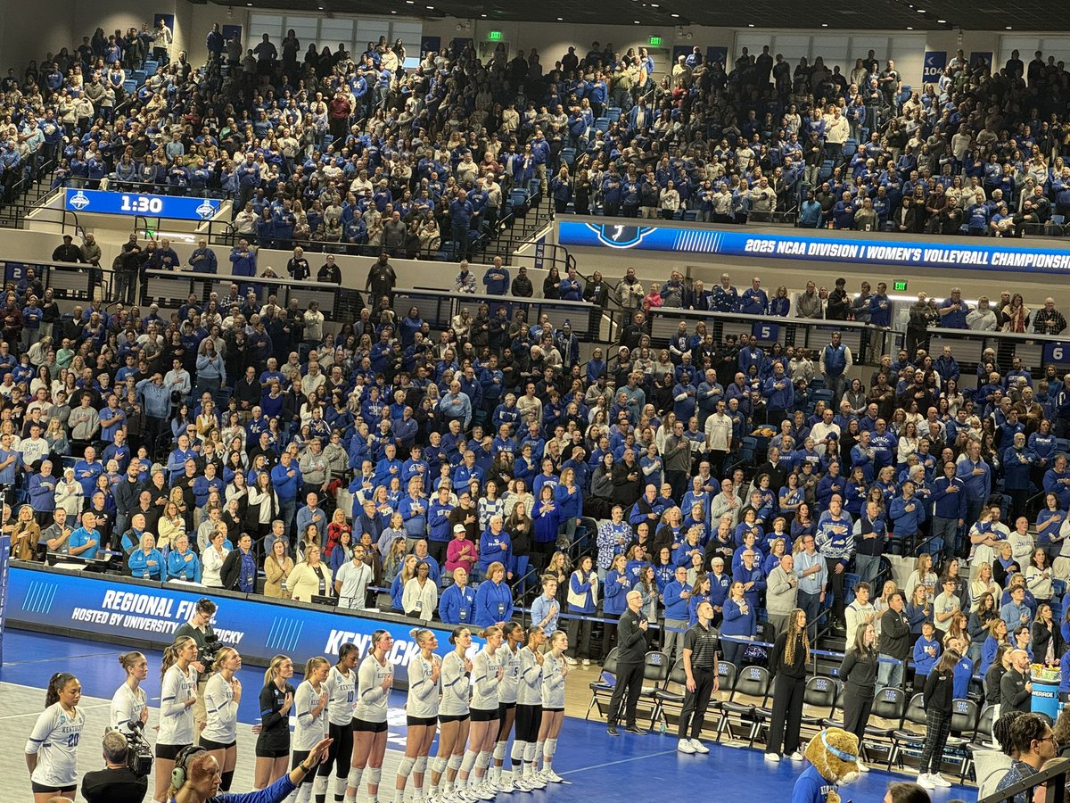 KYHuangs's tweet image. Gotta be a vision come true for @UKCoachSkinner . Packed house as his team battles for a coveted Final Four spot and 2nd National Title.