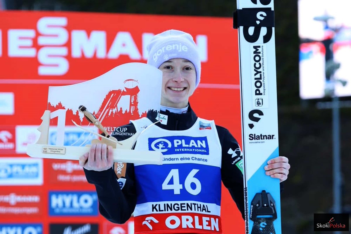 SkokiPolska's tweet image. Nika Prevc wzięła udany rewanż i w sobotę w #Klingenthal przeskoczyła liderkę klasyfikacji generalnej Pucharu Świata ⛷

1️⃣ Nika #Prevc 🇸🇮
2️⃣ Nozomi #Maruyama 🇯🇵
3️⃣ Anna Odine #Strøm 🇳🇴

📸 @CzesnikKarol #SkokiPolska #skijumpingfamily #skokinarciarskie