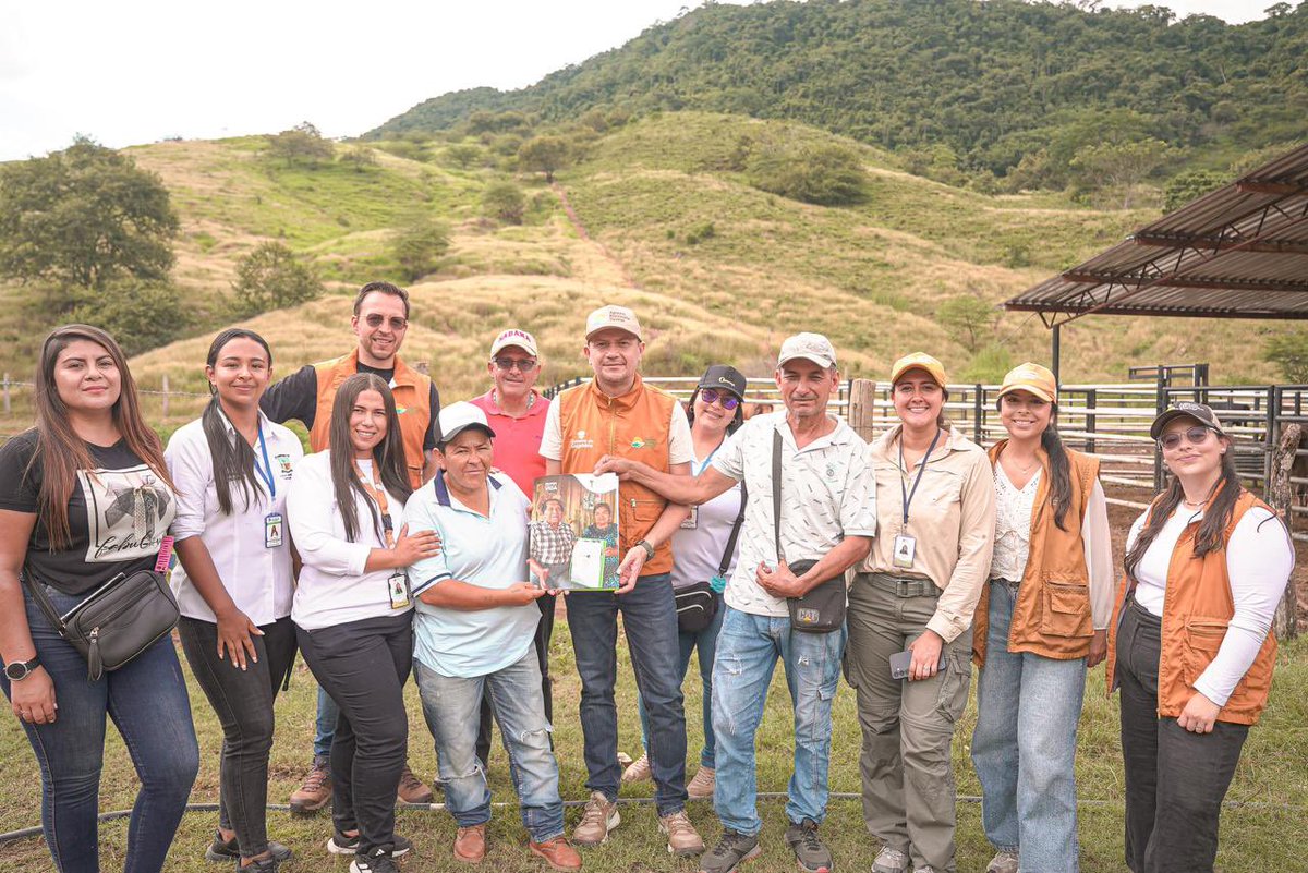 harmanfelipe's tweet image. En Cundinamarca, con el acompañamiento de la Policía, recuperamos y entregamos más de 600 hectáreas provenientes de la SAE y el FRV, que habían sido acaparadas para beneficio de particulares.

En Yacopí, Caparrapí y Guaduas, estas tierras dejan de servir a intereses privados y…