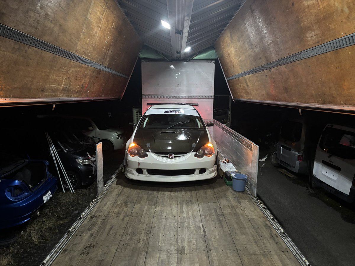 koya_20's tweet photo. "走る車"ってカッコいいよね！！

買い物カーとかデートカーじゃ
大型トラックに積まれたりしないしね😂 https://t.co/NqeCYR7yvc