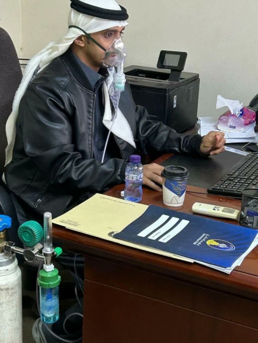 عاجل | لماذا أصبحت صورة موظف جامعة حائل بالأُكسجين الأكثر تداولاً؟. متعب العواد Motabalawwd. للاطلاع على 