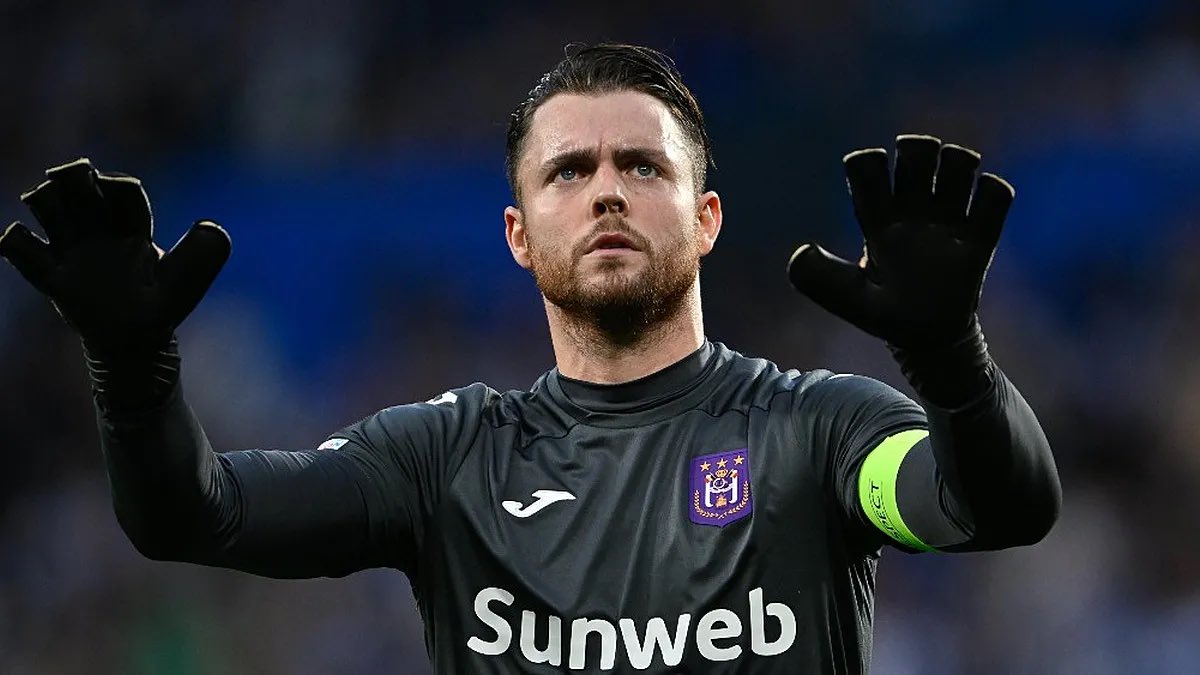 - Pas de Tatouage 
- Pas de coupe bizarre 
- Pas de provocation 
- Pas d’histoire en dehors du terrain 

Juste un joueur nul a chier.