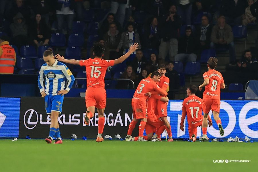 GradaCPro's tweet image. 🏟️Los jugadores del Sanse celebran el tercer gol en Riazor contra el @RCDeportivo  en la esquina donde se ubican los aficionados realistas B que cantan: "¡Y solo hay! ¡Y solo hay! ¡Y solo hay y soooolo hay!"
