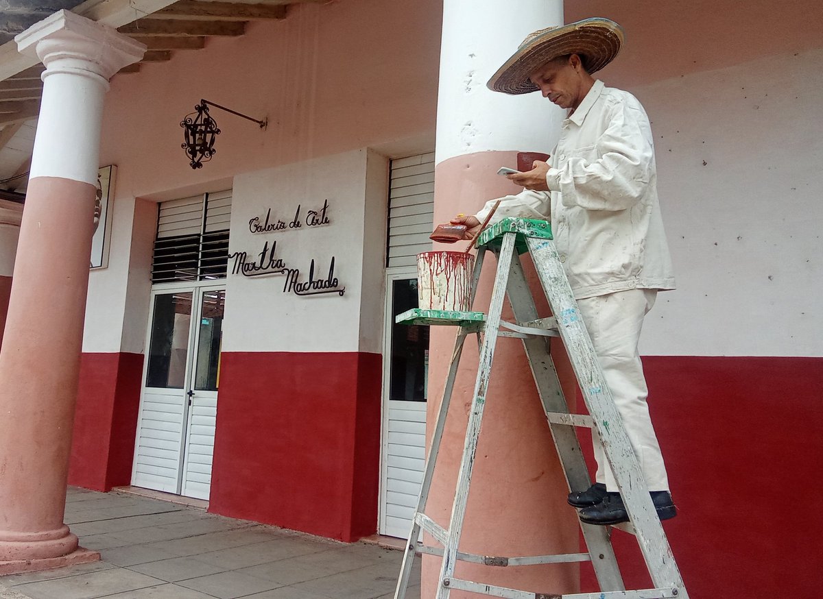 vianiuska's tweet photo. En la #IslaDeLaJuventud por estos días asumimos  pintura de fachadas, restitución de vallas y murales, trabajos de jardinería, limpieza y embellecimiento de las principales arterias de la ciudad, en vísperas del 195 Aniversario de la fundación de Nueva Gerona. #SentirPinero. https://t.co/JD2o80d7BO