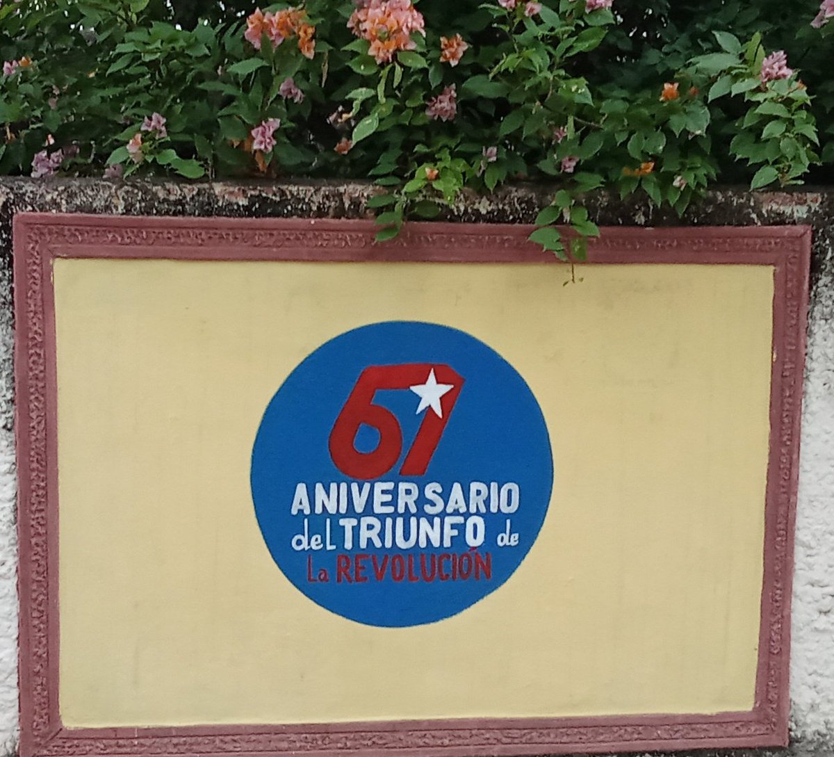 vianiuska's tweet photo. En la #IslaDeLaJuventud por estos días asumimos  pintura de fachadas, restitución de vallas y murales, trabajos de jardinería, limpieza y embellecimiento de las principales arterias de la ciudad, en vísperas del 195 Aniversario de la fundación de Nueva Gerona. #SentirPinero. https://t.co/JD2o80d7BO
