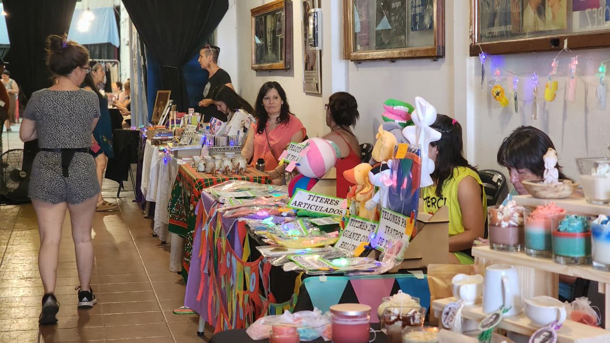 🎄 FERIA ECOFEMINISTA - EDICIÓN NAVIDAD 💜
Con gran alegría vivimos la última edición 2025 de nuestra feria. Gracias a todas las emprendedoras que nos acompañaron este año y a lxs vecinxs por apoyarnos y ayudarnos a seguir tejiendo redes.
Nos volveremos a encontrar en el 2026✨️