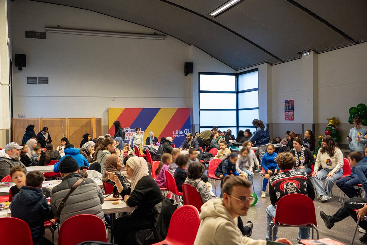 L_Addouche's tweet image. 🎄 150 personnes réunies aujourd’hui à #Lille Sud à l’occasion de notre Noël Solidaire !

Un moment de joie et de solidarité à l’heure où la précarité pourrie la vie.

✊ En mars 2026, les Lillois•es reprennent en main leur destin et leur ville.