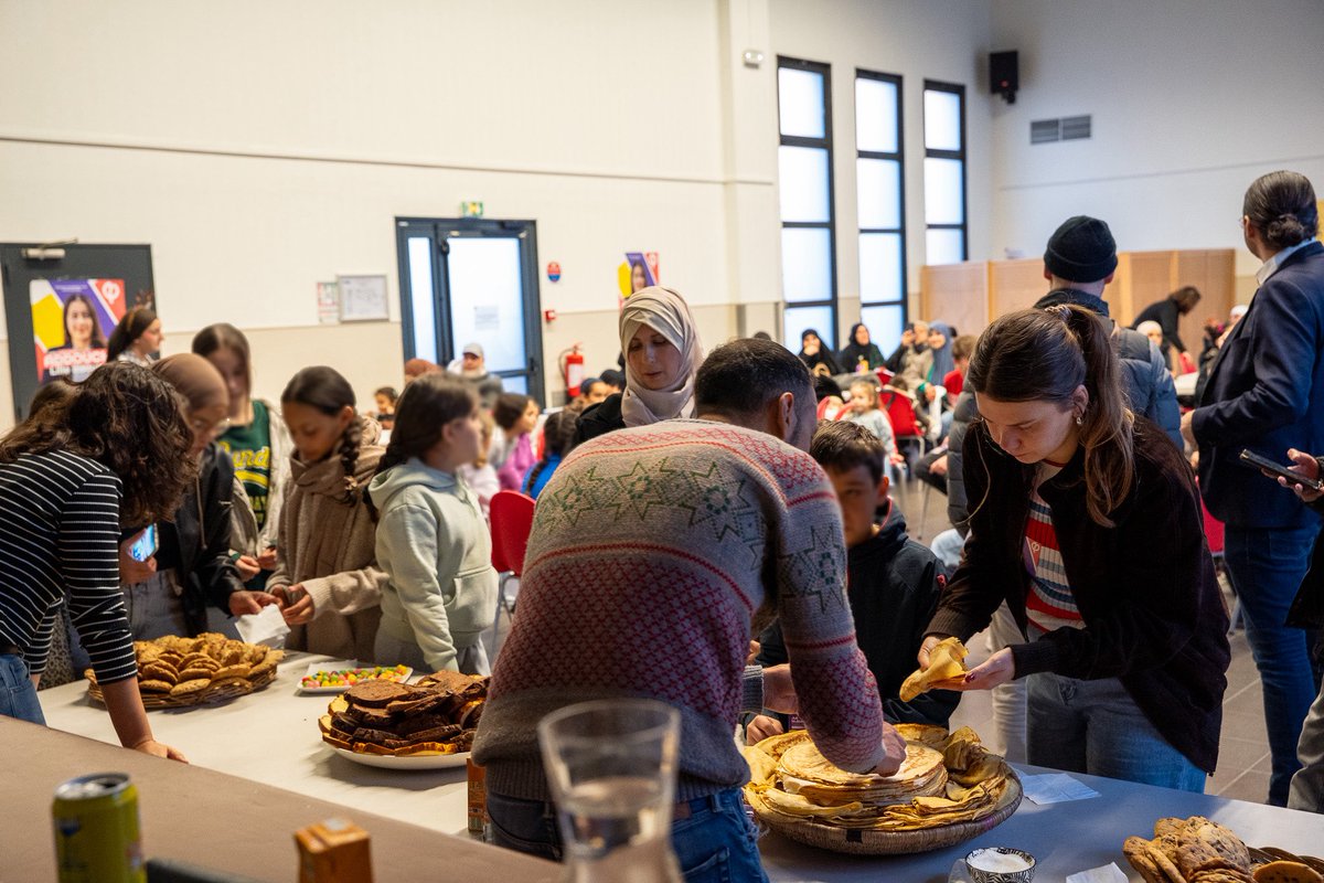 L_Addouche's tweet image. 🎄 150 personnes réunies aujourd’hui à #Lille Sud à l’occasion de notre Noël Solidaire !

Un moment de joie et de solidarité à l’heure où la précarité pourrie la vie.

✊ En mars 2026, les Lillois•es reprennent en main leur destin et leur ville.