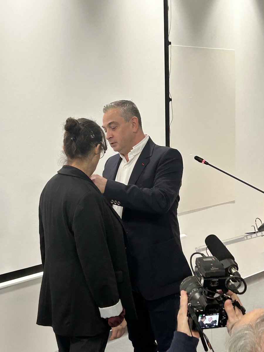 Aujourd’hui j’ai eu la joie et la fierté d’assister à la remise de la médaille du mérite à une aide soignante et une infirmière des urgences. Merci à <a href="/aur_rousseau/">Aurélien Rousseau</a> alors ministre et A Verdier DG d’ARS d’avoir permis d’honorer ces personnels habituellement écartés de ces honneurs