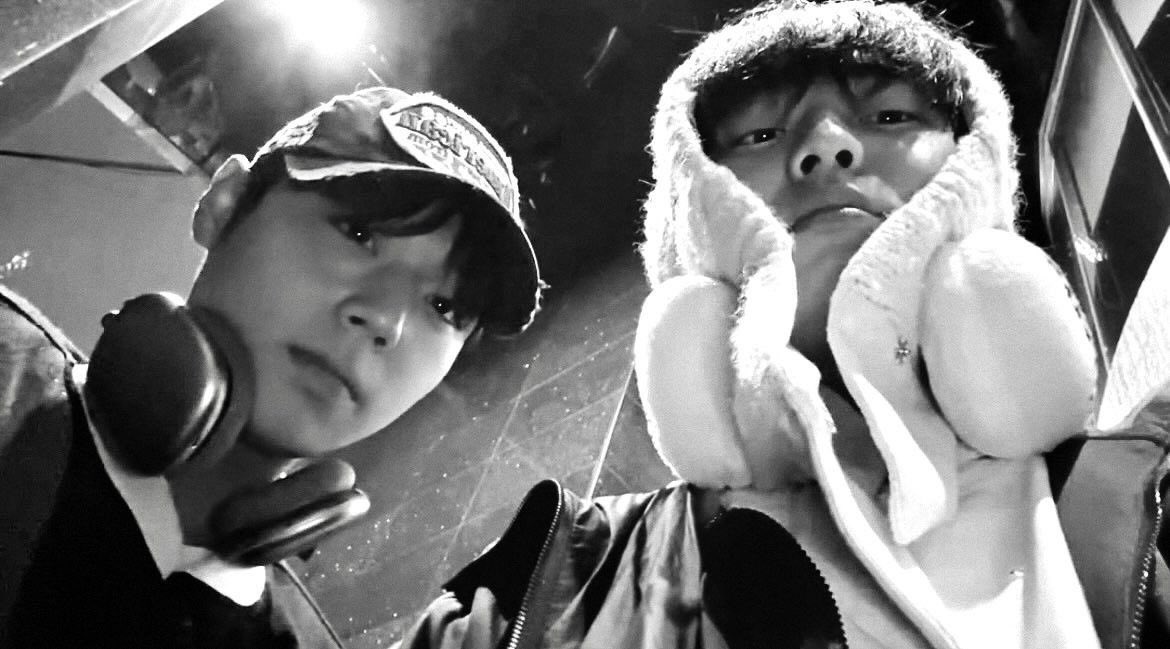 chwrbull's tweet photo. #shse au; rivals

Em um mundo onde o hóquei é guerra, Sieun e Suho são estrelas de equipes rivais. No gelo, inimigos jurados. Fora dele, presos ao mais perigoso dos confrontos: a paixão. https://t.co/qAt8aW7jG0
