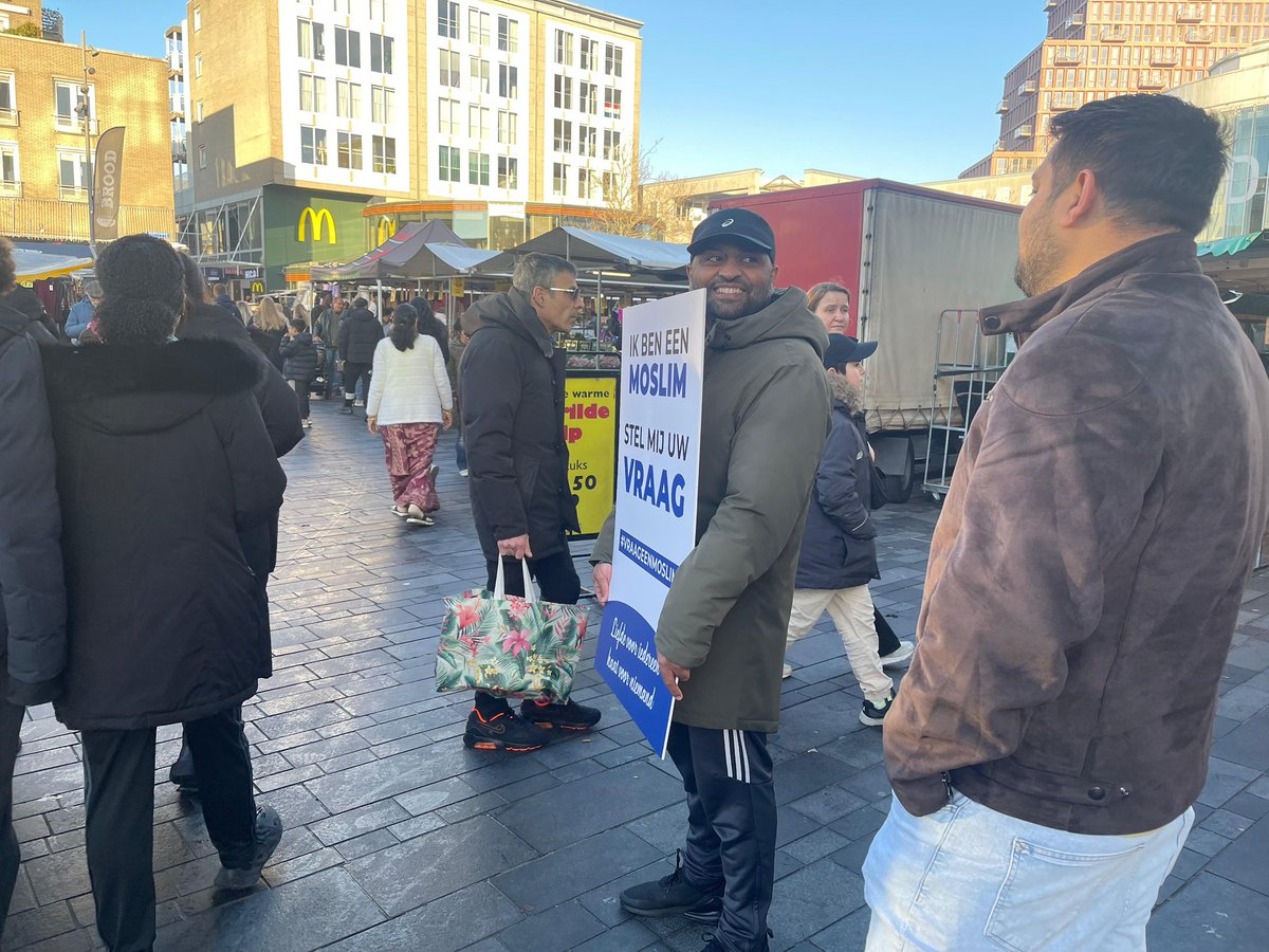 AlmereAMJO's tweet photo. Vandaag waren Khuddam-ul-Ahmadiyya Almere en Atfal actief met een tabligh-boekstal en het verspreiden van folders in Almere Centrum. Met mooie gesprekken en goede betrokkenheid van zowel khuddam als atfal werd het een geslaagde en betekenisvolle activiteit. We sloten de dag af met koffie en fijne onderlinge gesprekken.

#Khuddam #Atfal #Moslimjongens #Almere #Tabligh