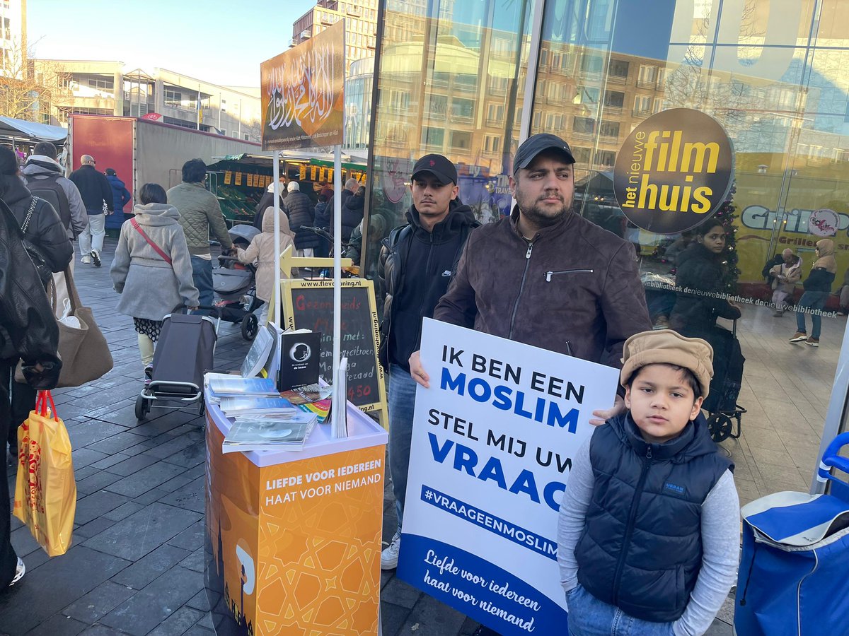 AlmereAMJO's tweet photo. Vandaag waren Khuddam-ul-Ahmadiyya Almere en Atfal actief met een tabligh-boekstal en het verspreiden van folders in Almere Centrum. Met mooie gesprekken en goede betrokkenheid van zowel khuddam als atfal werd het een geslaagde en betekenisvolle activiteit. We sloten de dag af met koffie en fijne onderlinge gesprekken.

#Khuddam #Atfal #Moslimjongens #Almere #Tabligh
