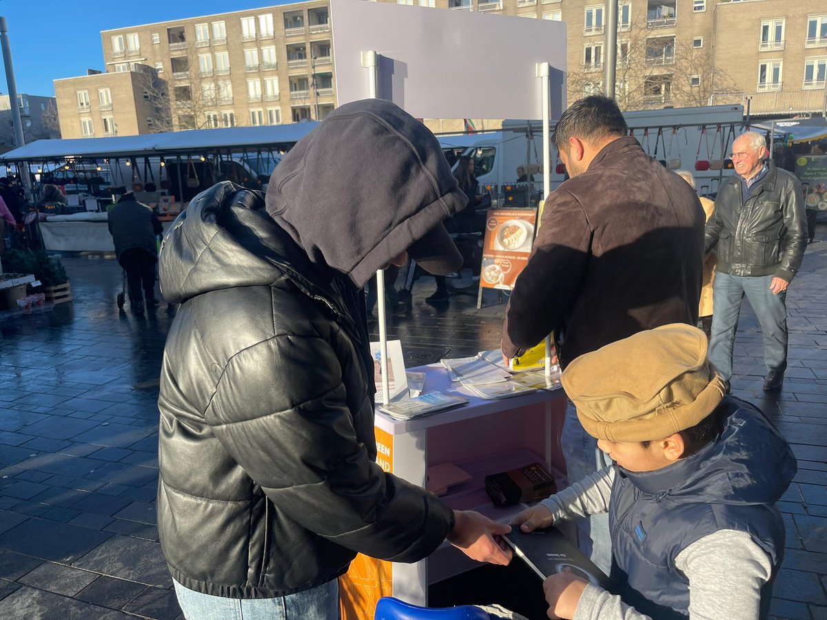 AlmereAMJO's tweet photo. Vandaag waren Khuddam-ul-Ahmadiyya Almere en Atfal actief met een tabligh-boekstal en het verspreiden van folders in Almere Centrum. Met mooie gesprekken en goede betrokkenheid van zowel khuddam als atfal werd het een geslaagde en betekenisvolle activiteit. We sloten de dag af met koffie en fijne onderlinge gesprekken.

#Khuddam #Atfal #Moslimjongens #Almere #Tabligh