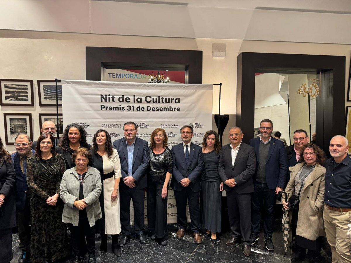 Rosanchezgrau's tweet photo. Enhorabona a totes les persones i entitats guardonades amb els #Premis31D a la #NitdelaCultura de l'@ocbcat, exemple de compromís amb la nostra llengua, la nostra cultura i la nostra societat.
I gràcies a la junta de l'OCB, per la seva tasca, tan ferma com imprescindible. https://t.co/ckGrhXZacS