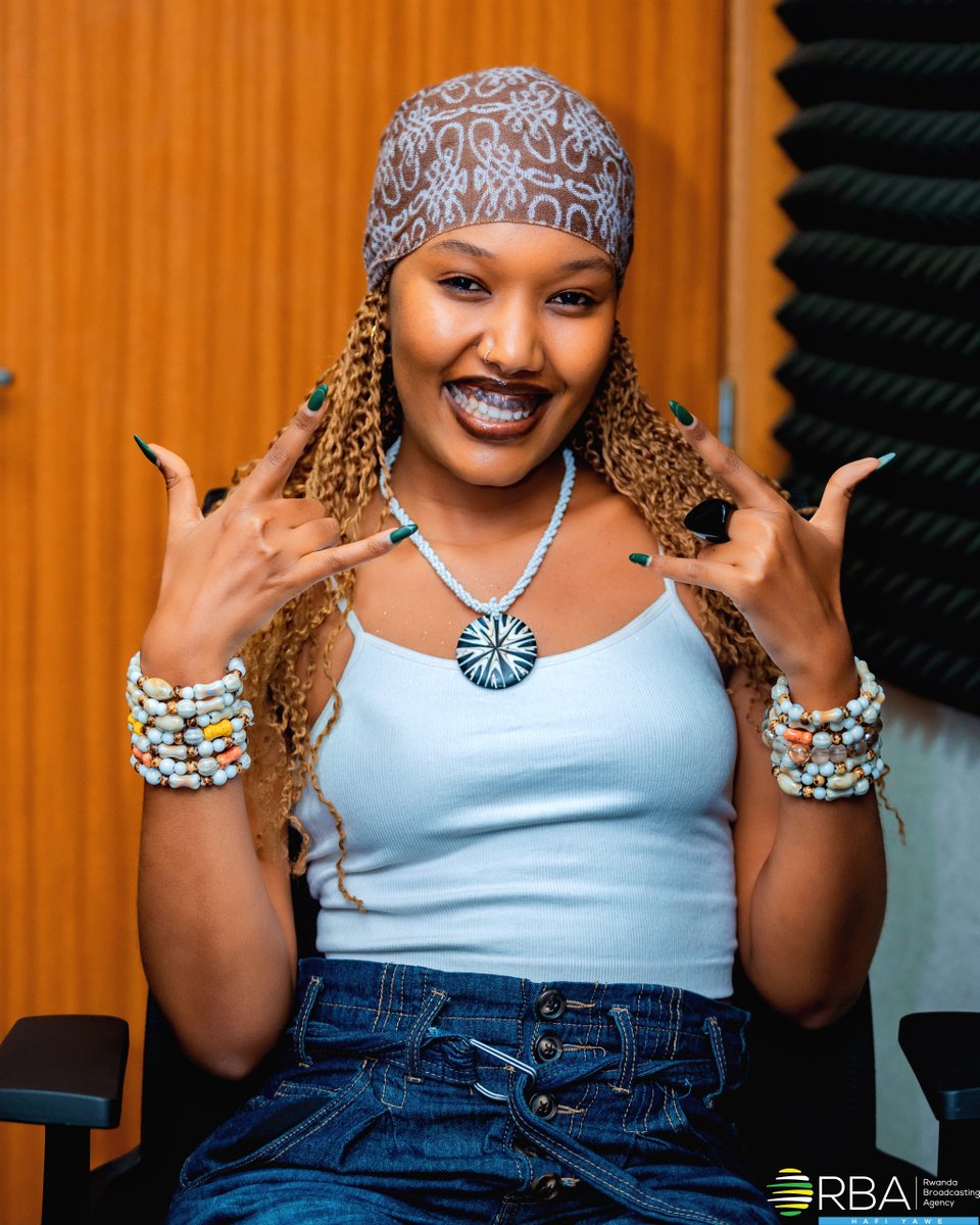 Radiorwanda_RBA's tweet photo. 📸AMAFOTO📸

Umuhanzikazi Imfurikeye Chartine ukoresha amazina ya Chacha Imfurikeye turi kumwe mu Kiganiro #SamediDetente.

Yakomoje ku rugendo rwe rwo kwinjira mu Ishuri ry'Umuziki ry'u Rwanda, uko yisanze mu muziki n’inzozi yifuza gukabya. #RBAShowbiz

📸: @bahizi_imela https://t.co/VC5eHHYLBf