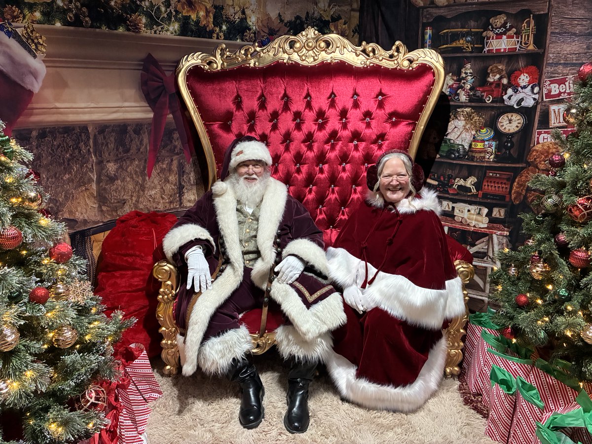 FireBellingham's tweet photo. Santa and Mrs. Claus are at Spartan Gym…stop by and say hi! https://t.co/aGXptEU5Z0