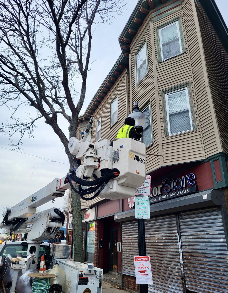 BostonPWD's tweet photo. Our Street Lighting Division was busy today upgrading lighting fixtures on E. Broadway in #SouthBoston, and in Fields Corner in #Dorchester. 💡 To learn more about the Street Lighting team: https://t.co/klyiAoN7Eh https://t.co/DoHkENFpGk