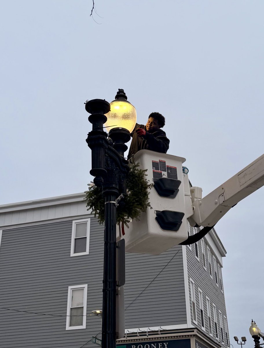 BostonPWD's tweet photo. Our Street Lighting Division was busy today upgrading lighting fixtures on E. Broadway in #SouthBoston, and in Fields Corner in #Dorchester. 💡 To learn more about the Street Lighting team: https://t.co/klyiAoN7Eh https://t.co/DoHkENFpGk