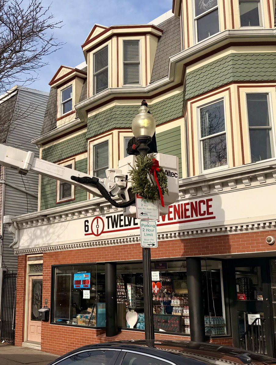 BostonPWD's tweet photo. Our Street Lighting Division was busy today upgrading lighting fixtures on E. Broadway in #SouthBoston, and in Fields Corner in #Dorchester. 💡 To learn more about the Street Lighting team: https://t.co/klyiAoN7Eh https://t.co/DoHkENFpGk