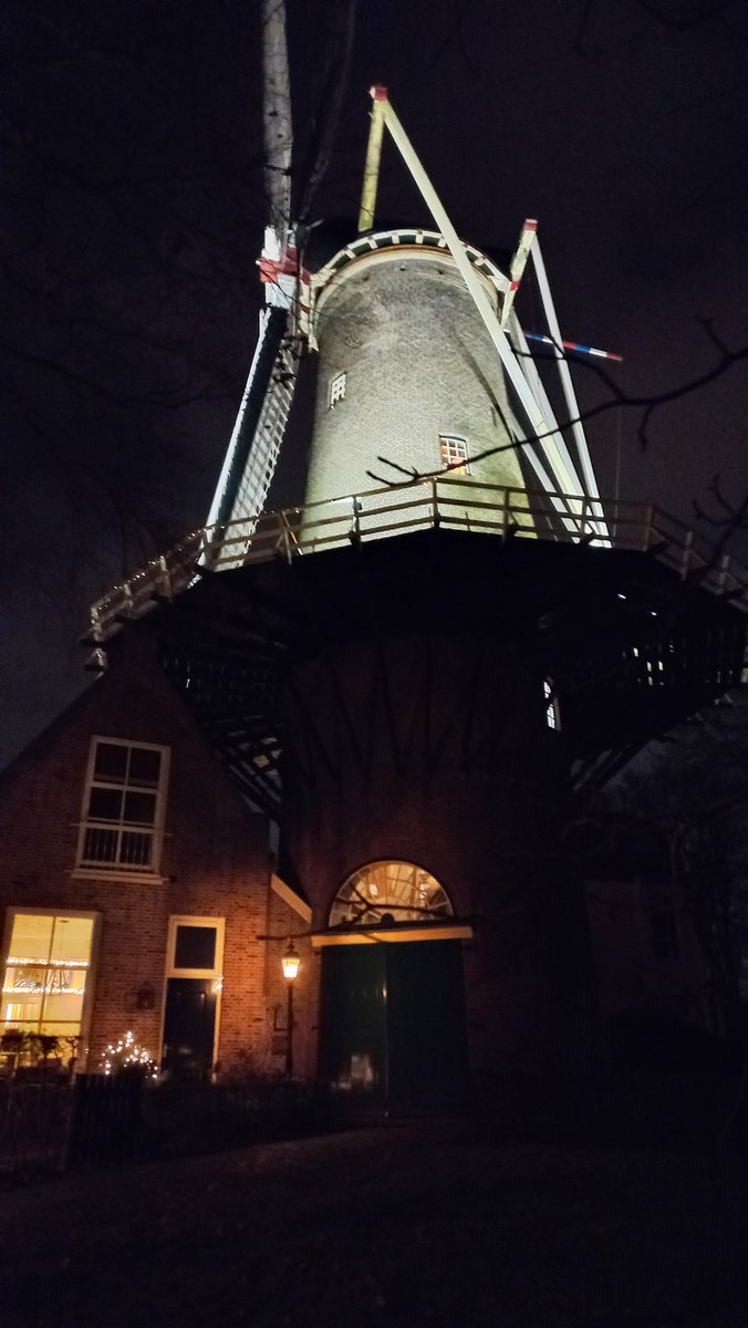 lantingc's tweet photo. Goudse molens 't Slot en de Roode Leeuw draaiden er op kaarsjesavond lustig op los. 't Slot gaat ondanks de late start dit jaar vanwege nieuwe roedes, ook op voor meer dan 100.000 omwentelingen. Enthousiaste bezoekers genoten van uitzicht, molen en verhalen. https://t.co/WjT0y7RuOO